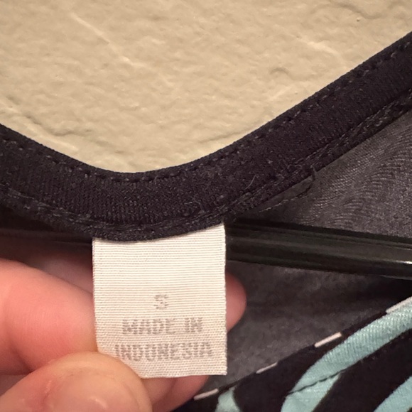 New York & Company Vibrant Geometric Short Sleeve Tee / R33 - Picture 4 of 4